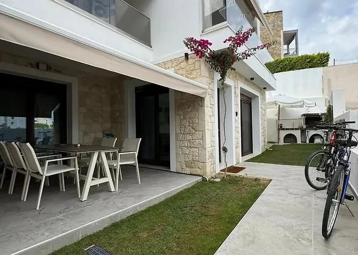 Momo's House